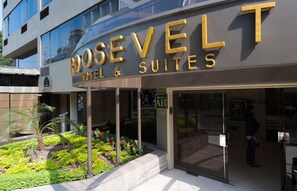Property entrance - Roosevelt Hotel & Suites (Lima)