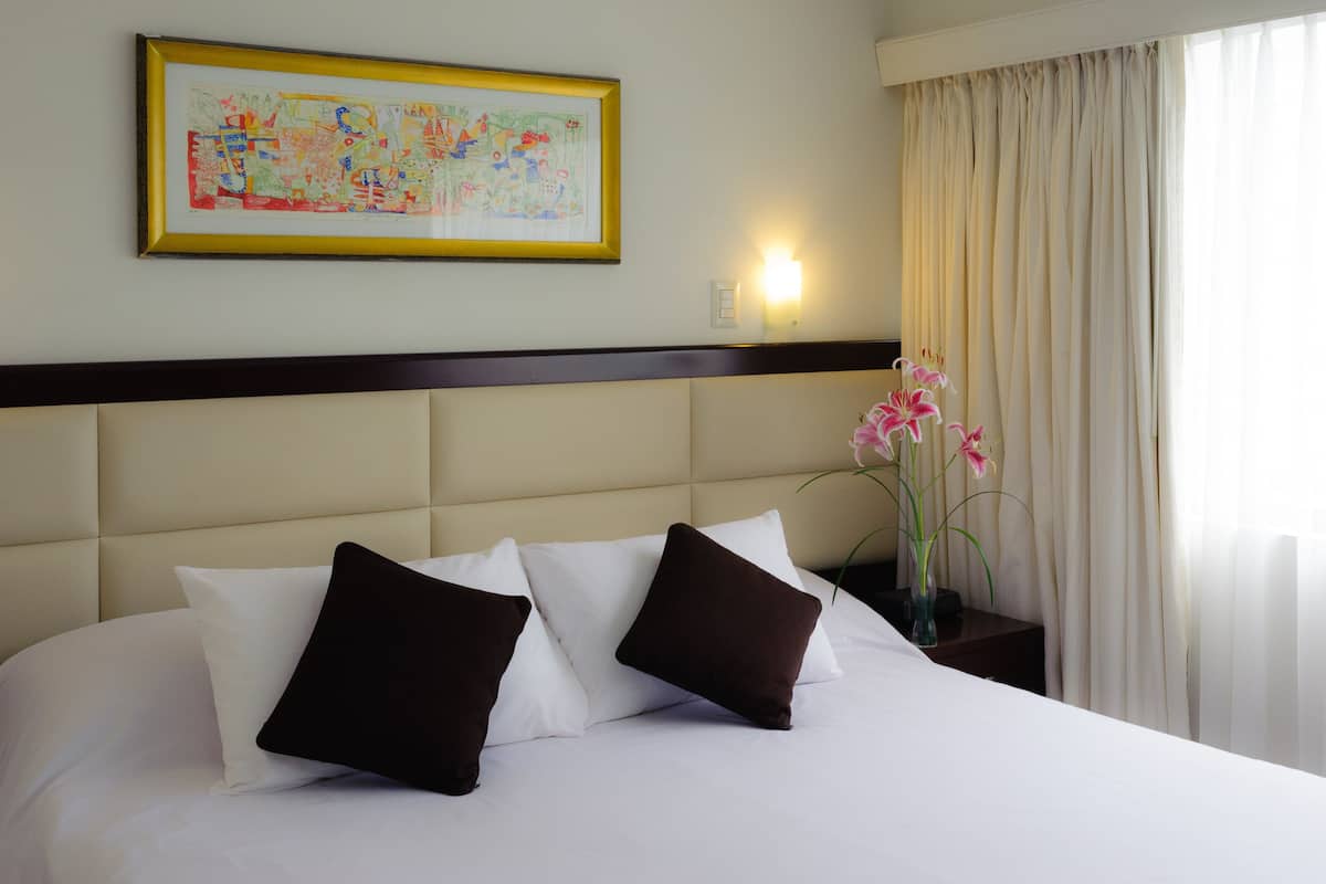 1 habitación, ropa de cama de alta calidad, cubrecamas y minibar