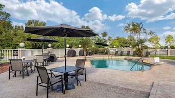 Piscina externa, espreguiçadeiras