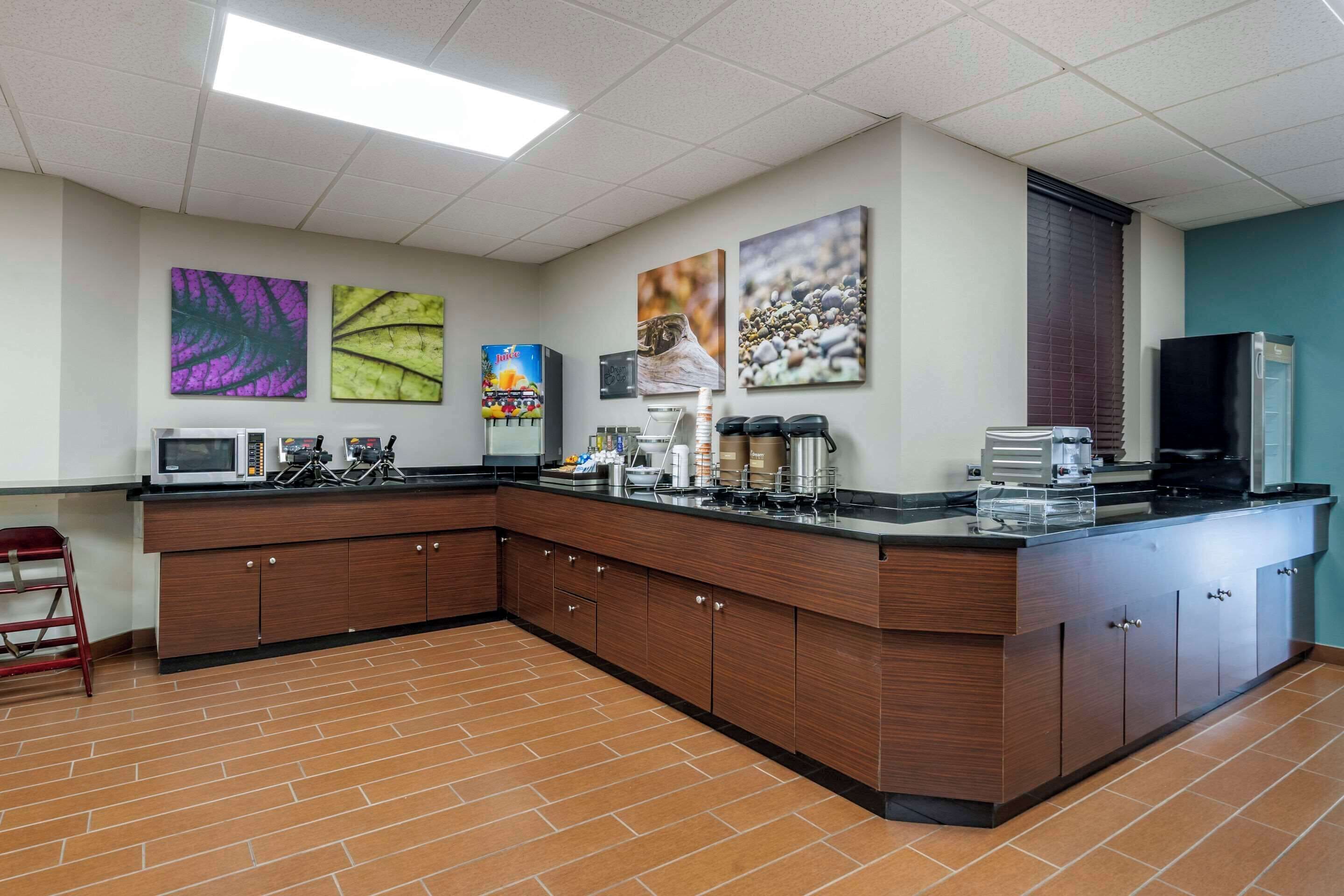 free buffet breakfast