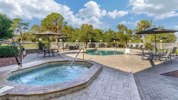 Una piscina al aire libre, tumbonas