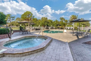 Outdoor pool, pool loungers - Sleep Inn Clearwater - St Petersburg (Clearwater)