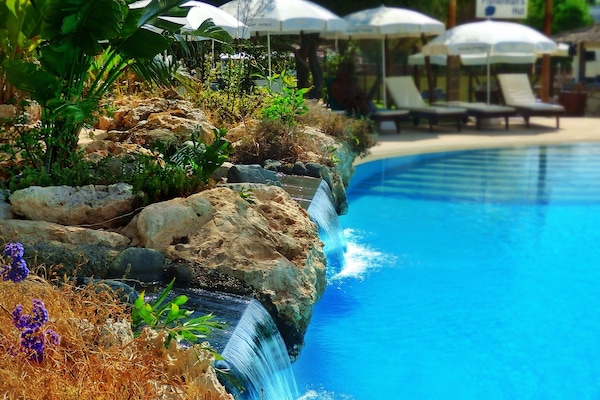 Innenpool, Außenpool, Sonnenschirme, Liegestühle