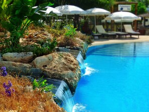 Piscine intérieure, piscine extérieure, 8 h à 18 h, parasols