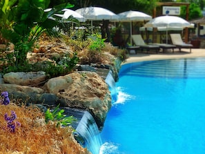 Piscine couverte, piscine extérieure, parasols de plage, chaises longues
