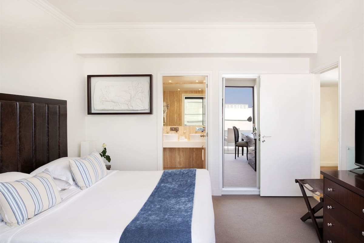 Minibar, in-room safe, desk, laptop workspace