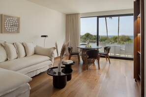 Junior Suite | Minibar, in-room safe, desk, laptop workspace