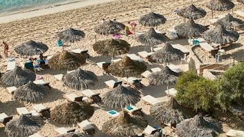 Plage privée, chaises longues, parasols, serviettes de plage