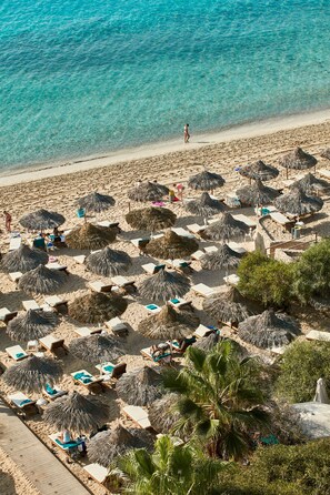 Playa privada, sillas reclinables de playa, sombrillas, toallas de playa