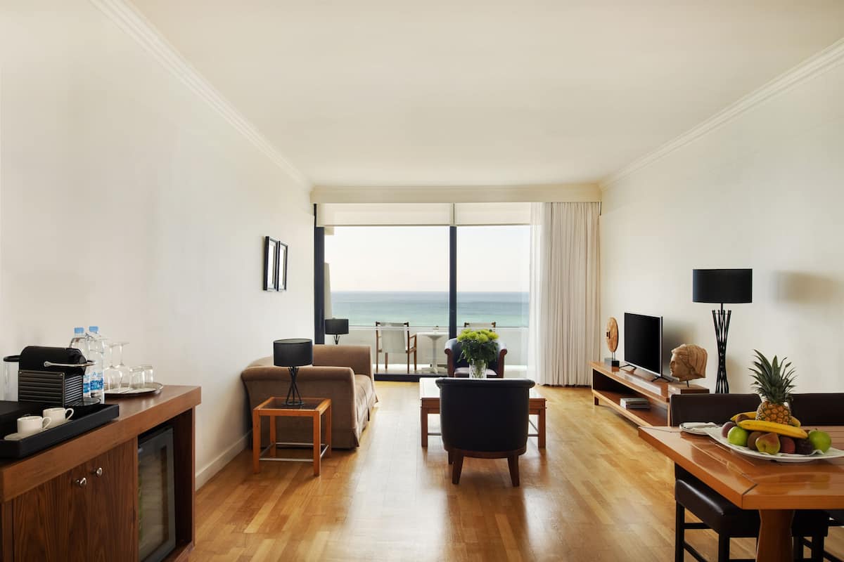 Deluxe Suite, Sea View | Living area