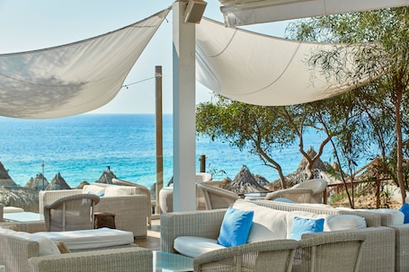 4 restaurants; breakfast, lunch, and dinner served