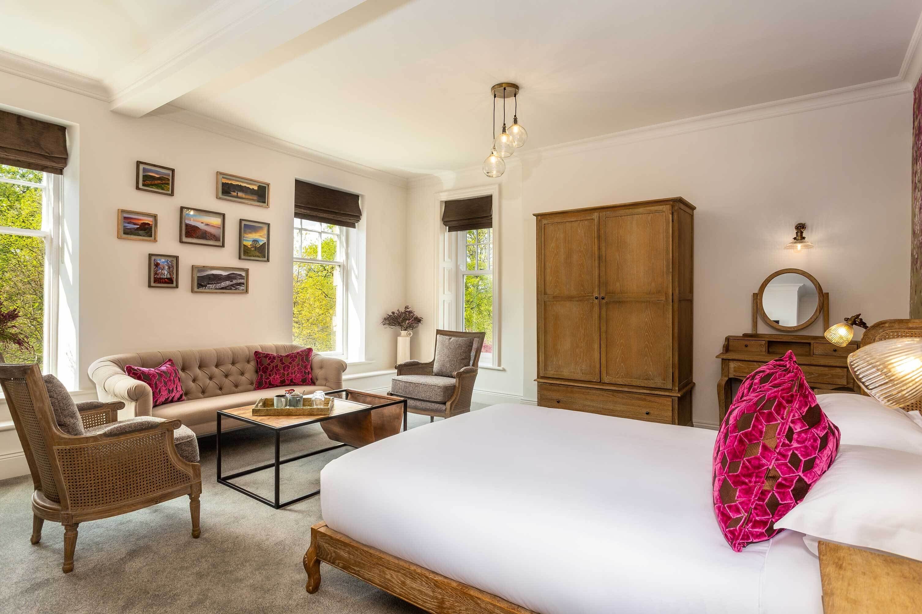 Quarto casal superior | Cofres nos quartos, escrivaninha, ferros/tábuas de passar roupa