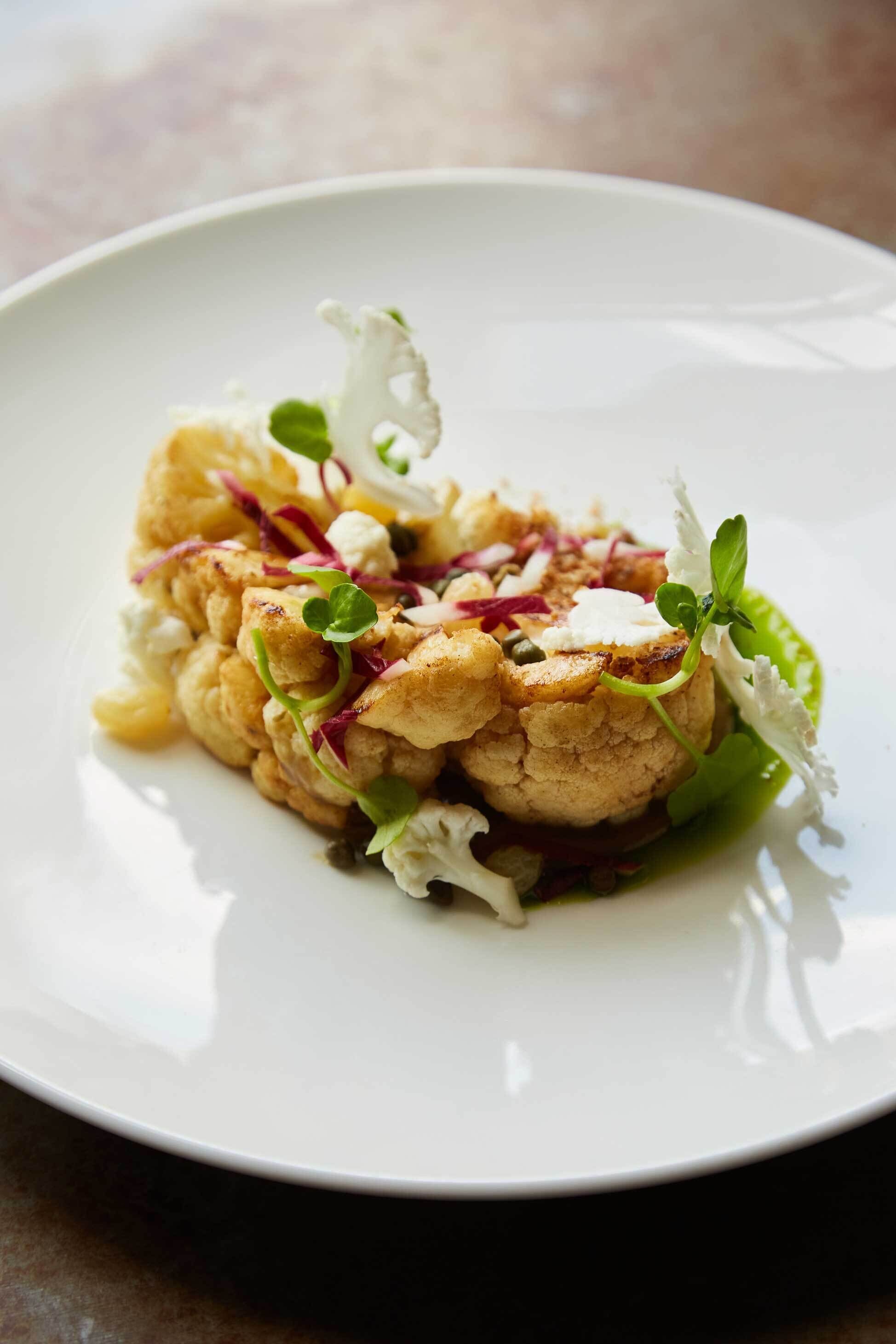 Un plato blanco con un plato de comida.