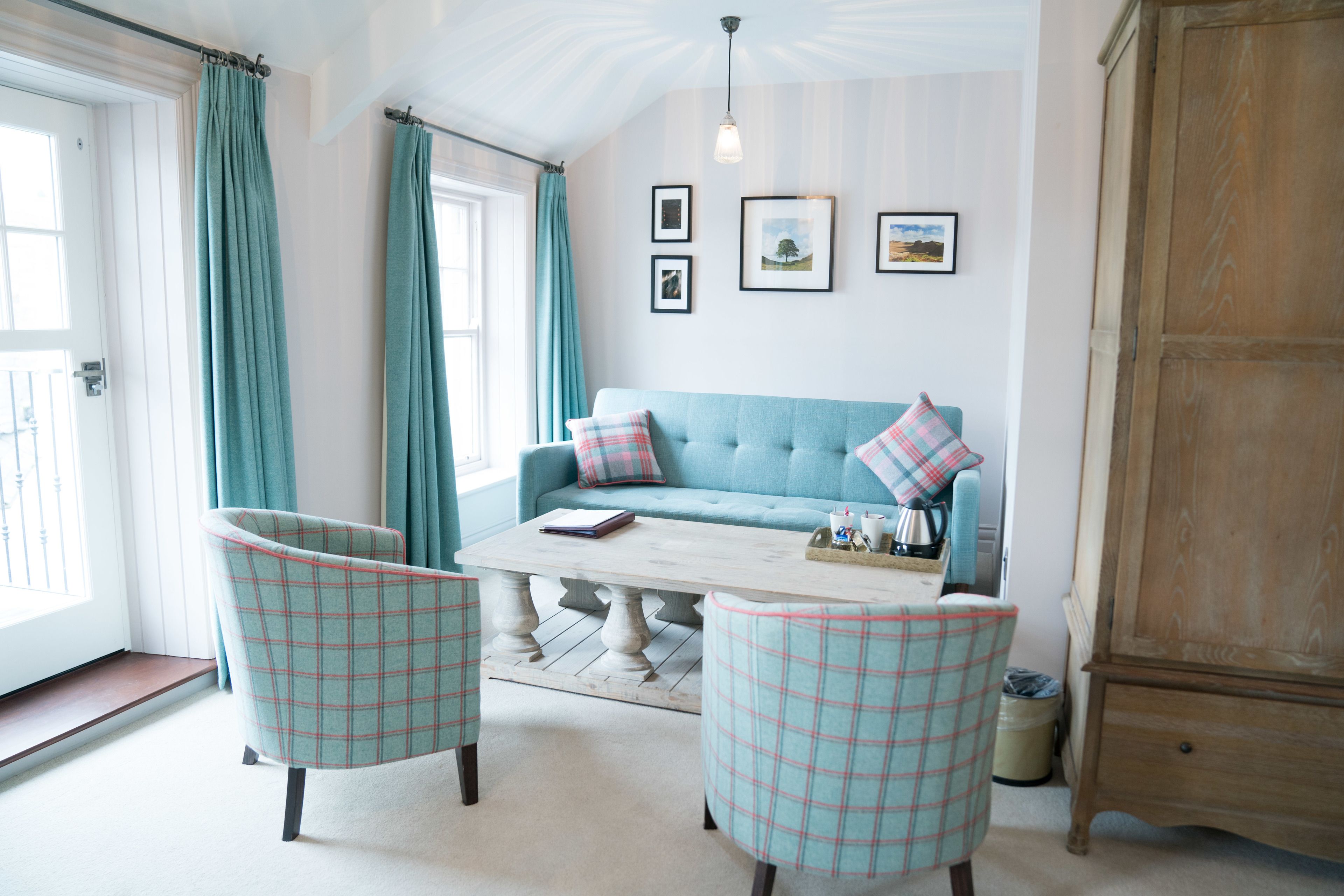 suite | living area | flat-screen tv