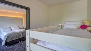 Zimmersafe, individuell eingerichtet, Schreibtisch