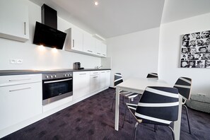 Apartamento executivo | Cofres nos quartos, individualmente mobiliados, escrivaninha