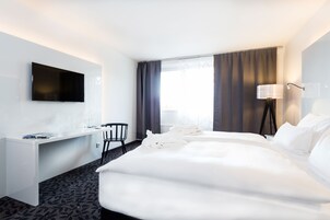 高级房 | 客房内保险箱、特色家居、办公桌、遮光窗帘