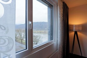 Habitación doble superior, 1 cama matrimonial, vista al río | Caja de seguridad en la habitación, muebles diferentes y escritorio 