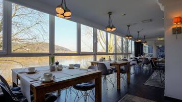 Mittagessen und Abendessen, regionale KĂŒche