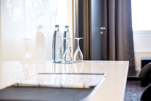 In-room safe, individually furnished, desk, blackout drapes - MICE Collection Hotel Trier (Trier)