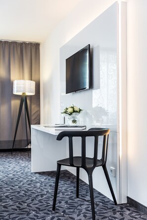 In-room safe, individually furnished, desk, blackout curtains - Fourside Plaza Hotel Trier, Trademark Collection (Trier)