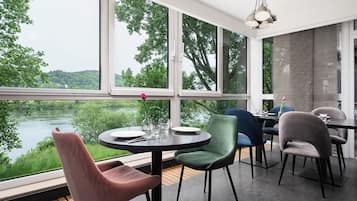 Petit déjeuner buffet servi tous les jours en supplément