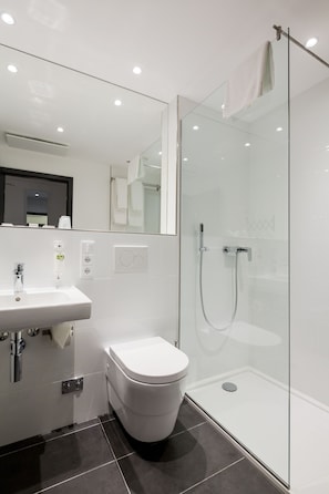 Shower, hair dryer, slippers, towels - MICE Collection Hotel Trier (Trier)