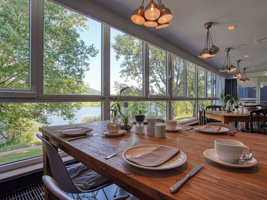 Tägliches Frühstücksbuffet (22.90 EUR pro Person)