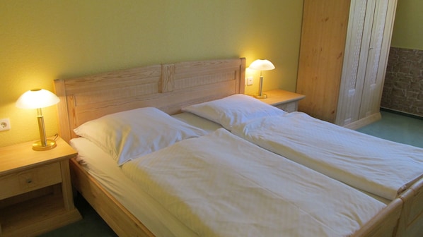 A double bed with two bedside tables, each with a lamp. - Brandiser Parkhotel (Brandis)