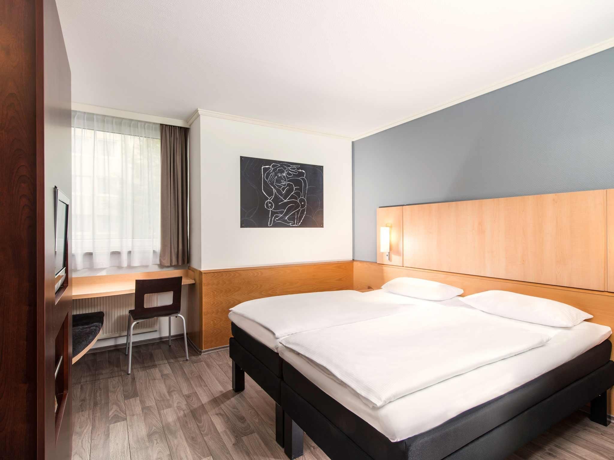 Standaard Twin kamer, 2 eenpersoonsbedden | Een kluis op de kamer, een bureau, geluiddichte muren