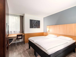 Habitación estándar con 2 camas individuales, 2 camas individuales | Caja de seguridad en la habitación, escritorio y insonorización