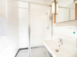 Shower, eco-friendly toiletries, hair dryer, towels - ibis Leipzig Nord Ost (Taucha)
