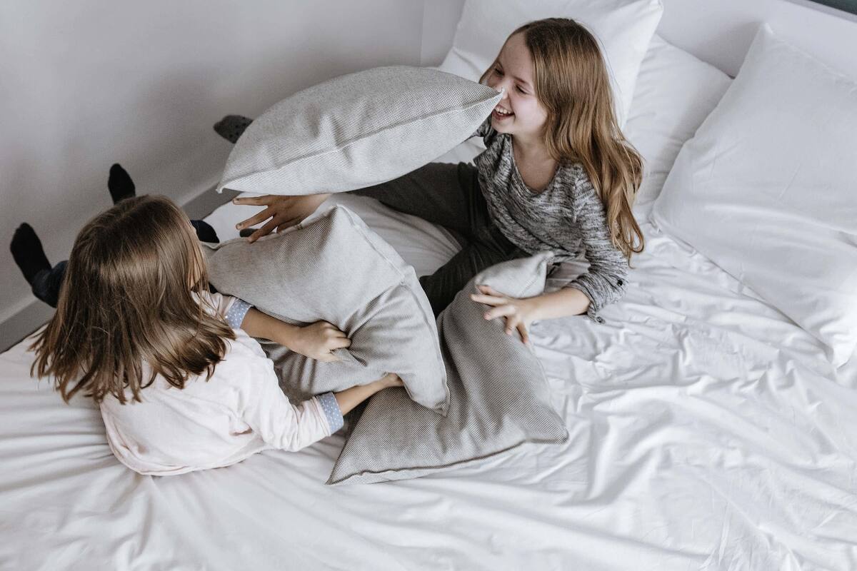 Rom – standard, 1 dobbeltseng | Safe på rommet, skrivebord, lydisolert og strykejern/-brett