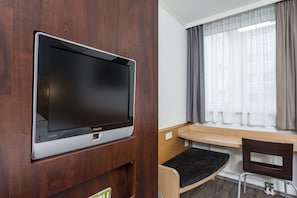 Standard Room, 1 Double Bed | Living area | Flat-screen TV