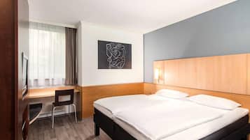 Standard-Zweibettzimmer, 2 Einzelbetten | Zimmersafe, Schreibtisch, schallisolierte Zimmer, Bügeleisen/Bügelbrett