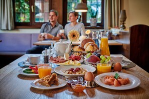 Petit déjeuner buffet (14.50 EUR par personne)