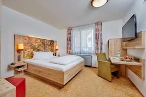 Business Double Room | Hypo-allergenic bedding, minibar, in-room safe, individually decorated