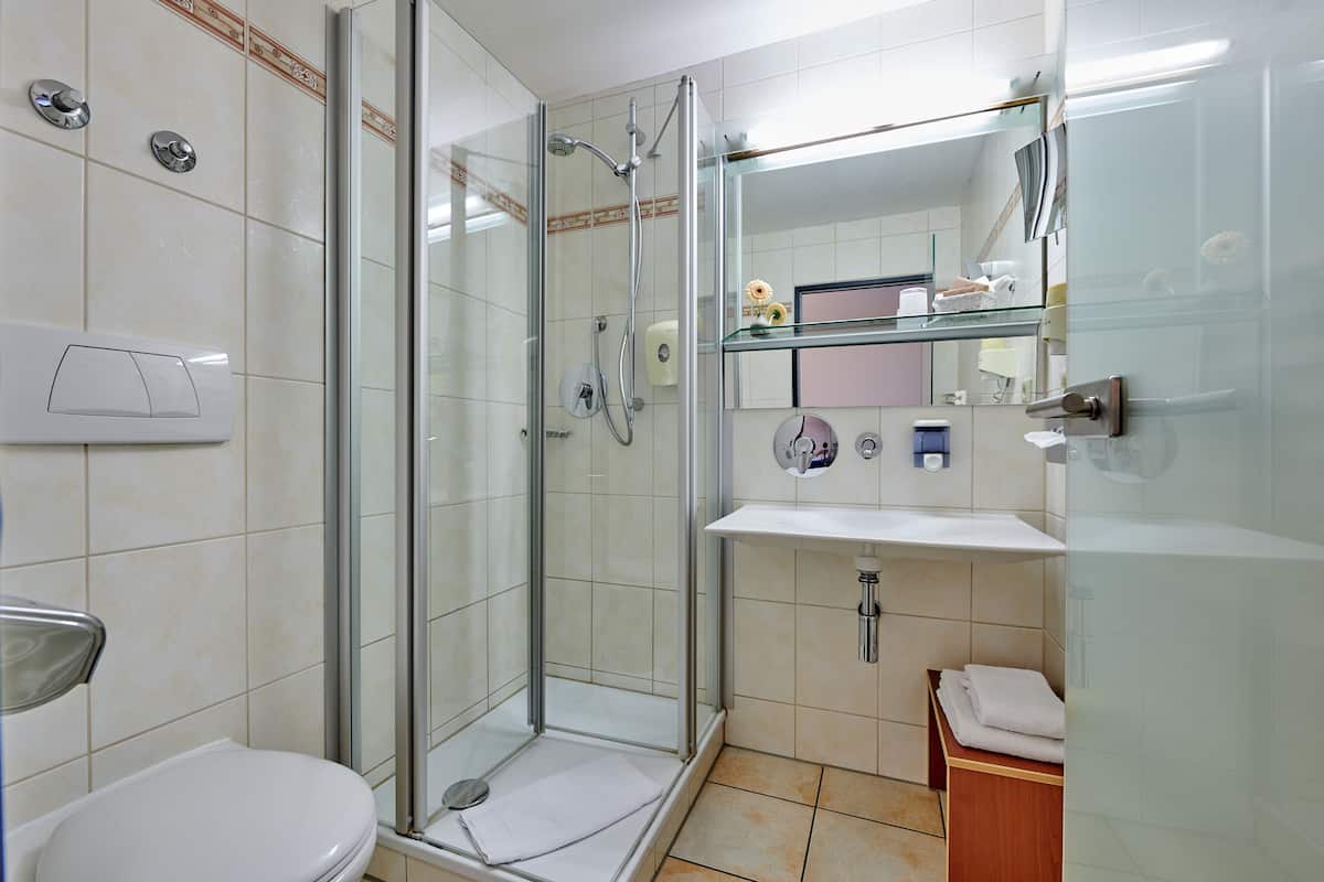 comfort single room | bathroom | shower, free toiletries, hair dryer, towels