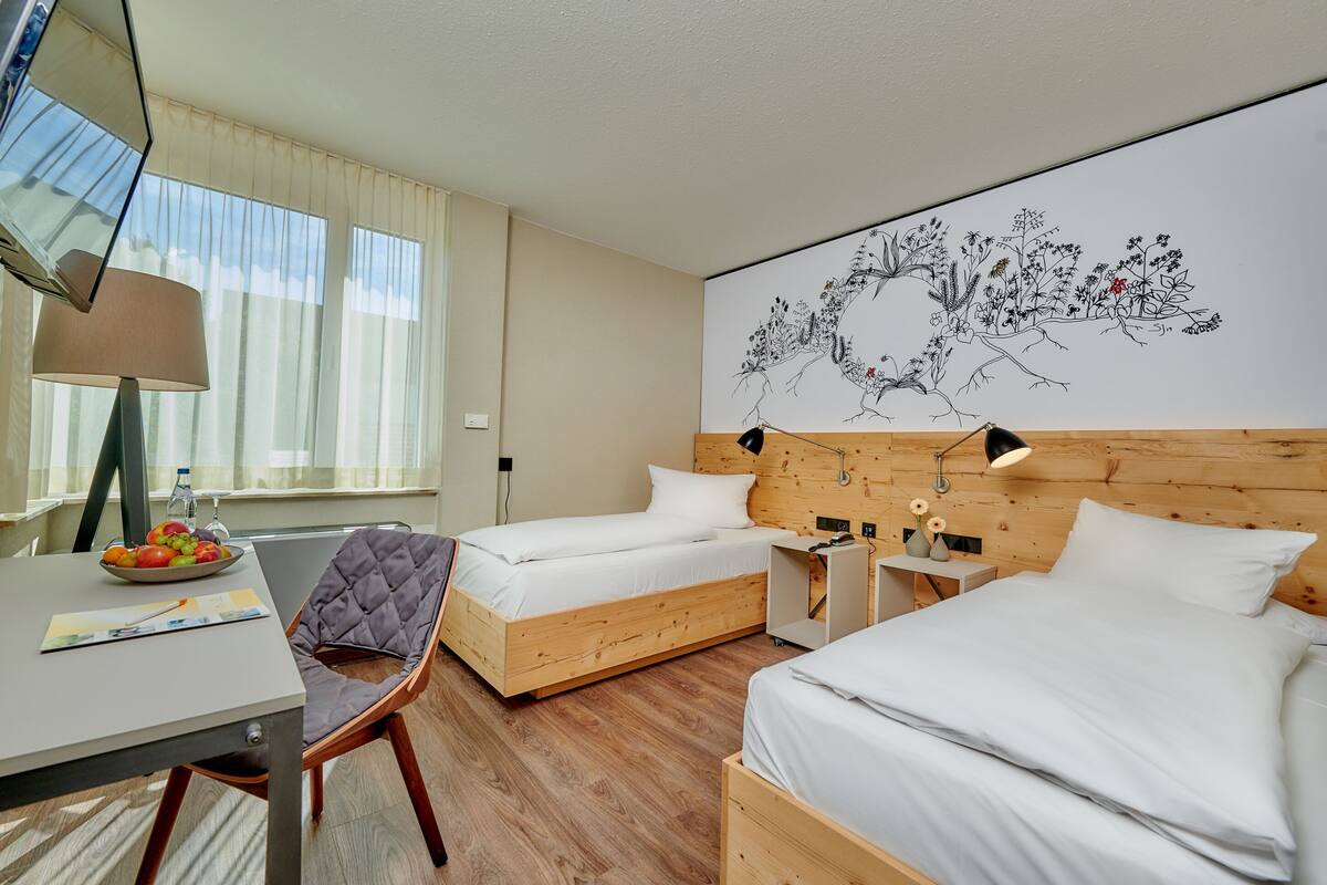Comfort Twin kamer | Hypoallergeen beddengoed, een minibar, een kluis op de kamer, een bureau