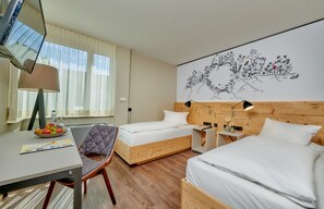 Kamar Twin Comfort | Seprai antialergi, minibar, brankas, dan didekorasi berbeda-beda