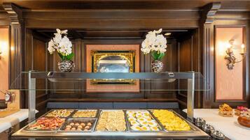 Tägliches Frühstücksbuffet (17 EUR pro Person)
