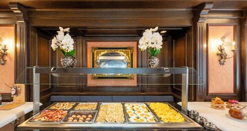 Desayuno buffet diario (EUR 17 por persona)