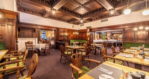 A traditional dining room with wooden furniture and a high ceiling. - PLAZA Hotel Buchhorner Hof (Friedrichshafen)