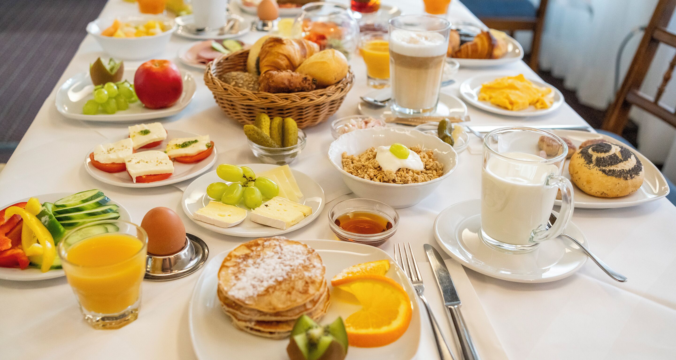 Un buffet de petit-déjeuner proposant une variété d'aliments et de boissons.