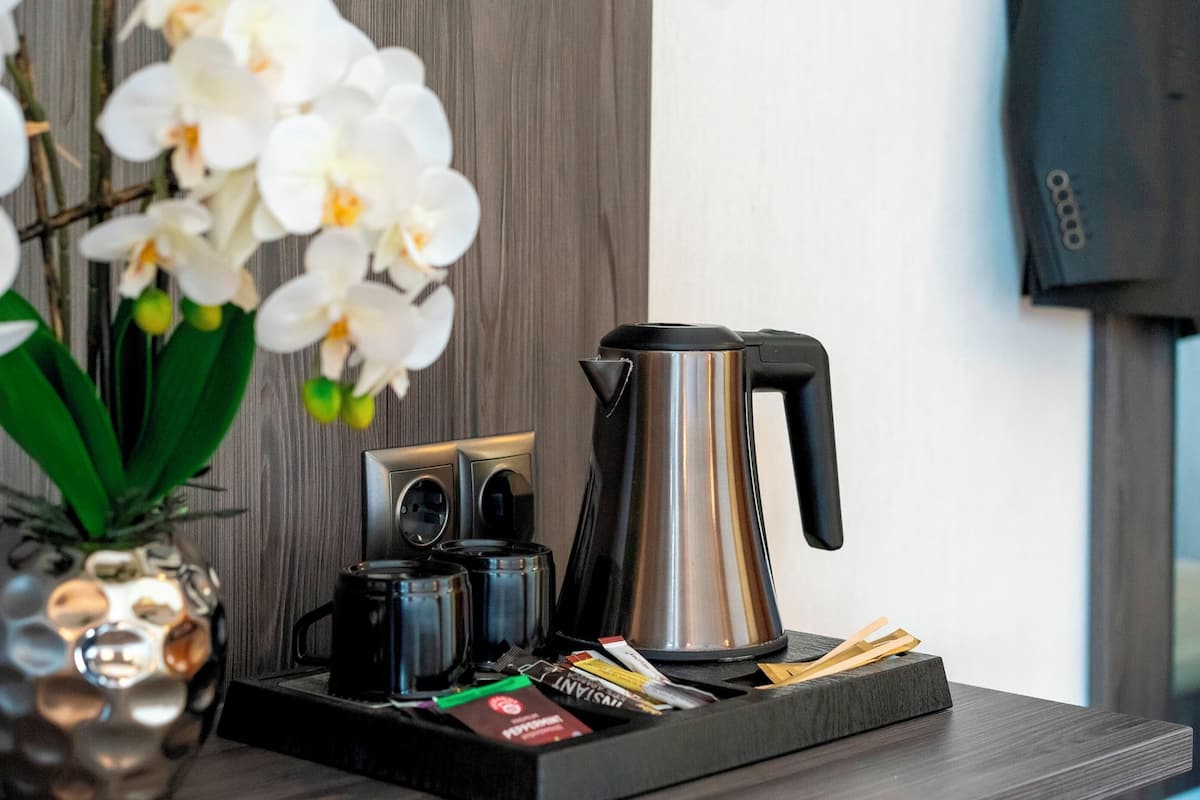Hypo-allergenic bedding, minibar, in-room safe, desk