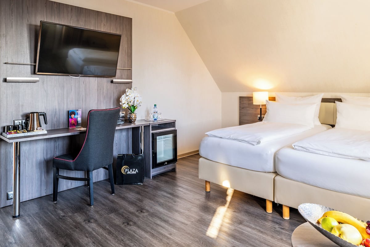 Hypo-allergenic bedding, in-room safe, desk, soundproofing