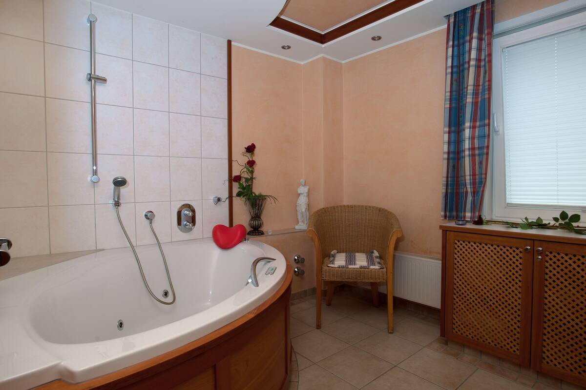 couples treatment room(s), body treatments, hot stone massages