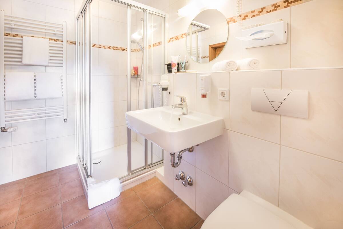 standard double room, 1 bedroom | bathroom | free toiletries, hair dryer, slippers, towels