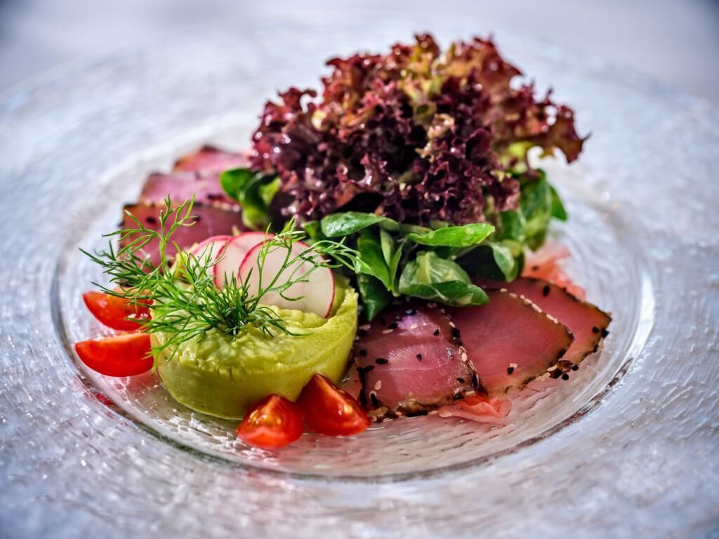 2 restaurants, lunch, dinner served; local and international cuisine