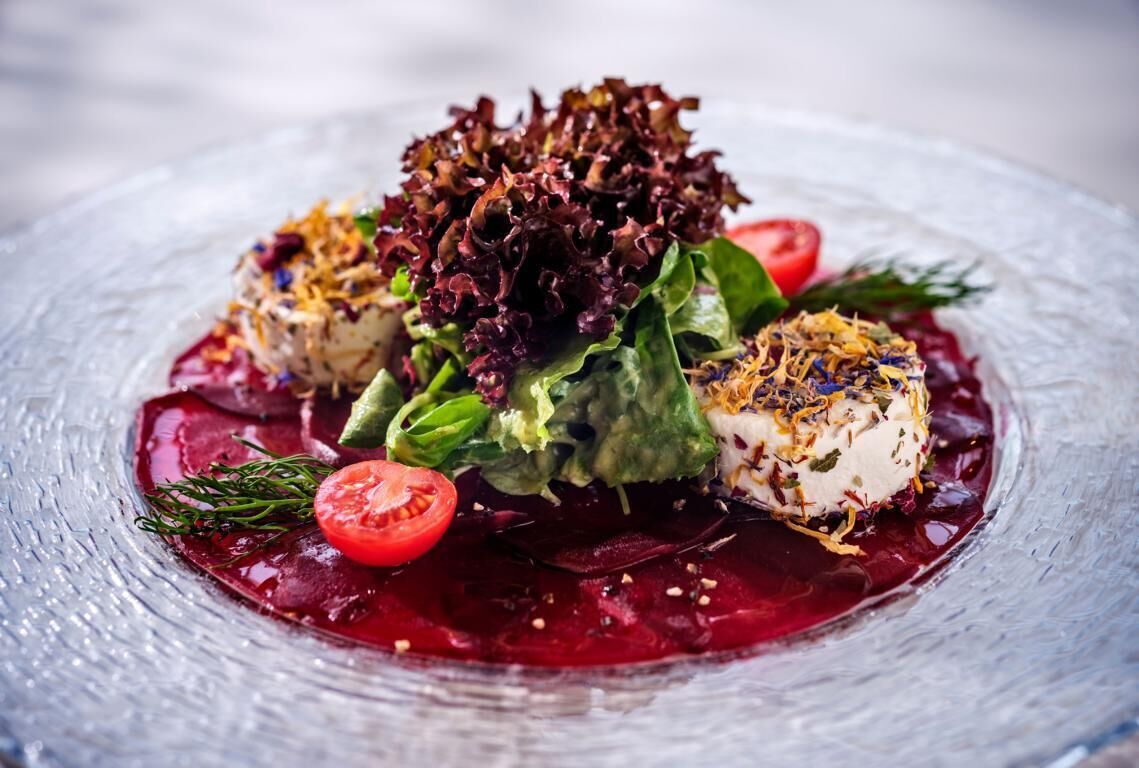 2 restaurants, lunch, dinner served; local and international cuisine